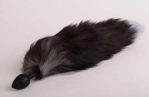 Силиконовая анальная пробка с длинным черным хвостом  Серебристая лиса 