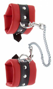 Красно-чёрные наручники на металлической цепочке