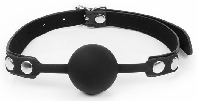 Черный кляп-шарик с регулируемым ремешком